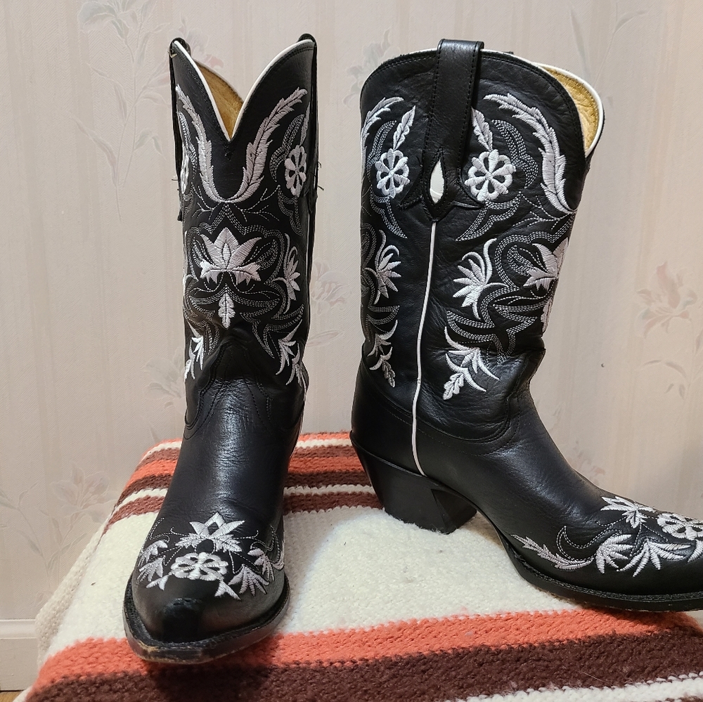 Tony Lama size 9, black with white stitching cowboy boots